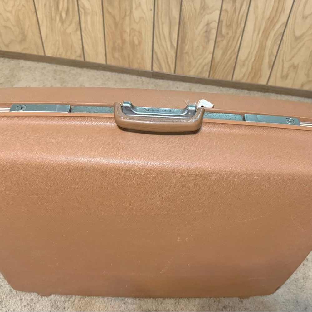 1970s Vintage Tan Samsonite Concord Hard Shell Suitcase 26x21x8 - Picture 2 of 10